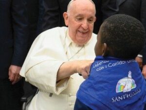 Il foulard di Nicolas. L’incontro di Francesco con i rifugiati giunti in Europa attraverso i corridoi umanitari