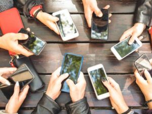 Solitudini connesse. La sfida educativa nell’era digitale